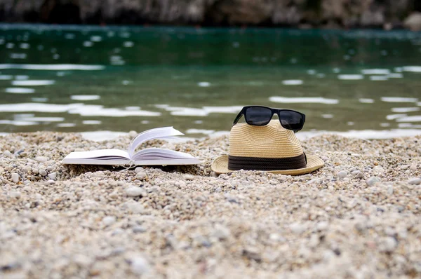 Boka på stranden under sommarläsning — Stockfoto
