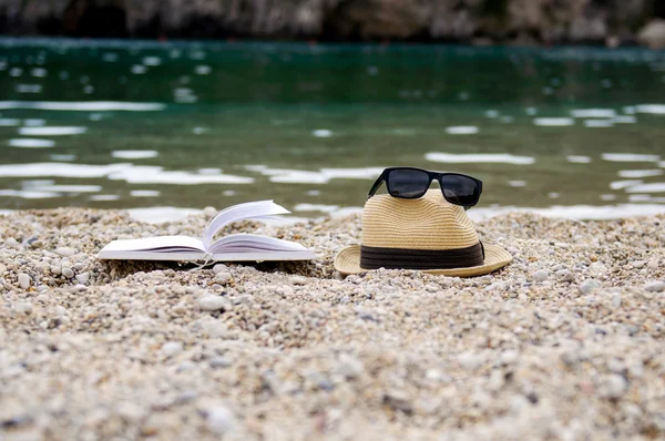 Książka na plaży podczas czytania lato — Zdjęcie stockowe