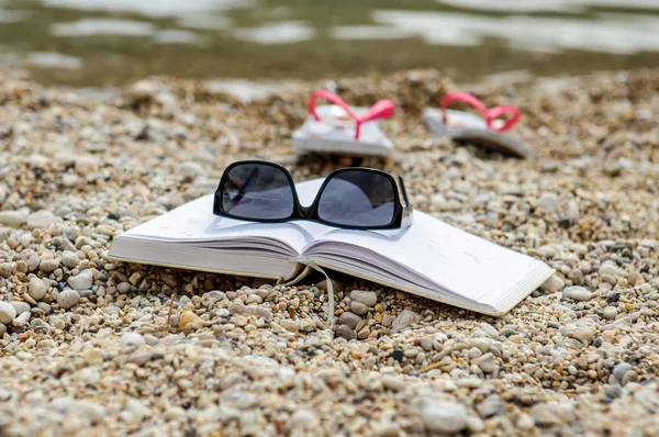 Prenotare in spiaggia durante la lettura estiva — Foto Stock