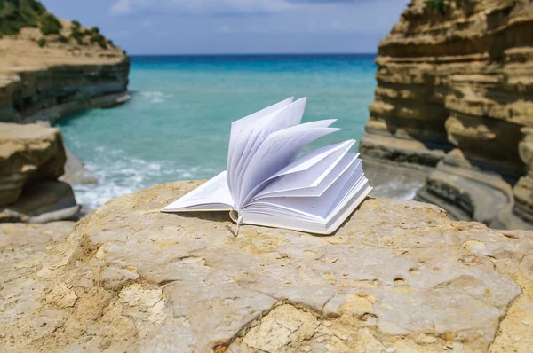 Книга на пляжі читається влітку — стокове фото