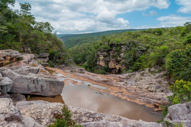 Cachoeira do Sivrisinek 'e giden Rocky Dağı' nda Bahia, Brezilya 'nın iç kesimlerinde bulunan Chapada Diamantina' nın güzel bir görüntüsü var.
