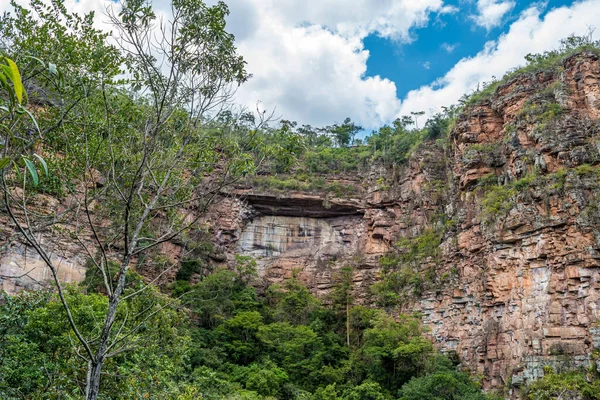 Brezilya 'nın Bahia eyaletindeki Chapada Diamantina' da tortulu bir dağdaki kaya duvarının hatalı jeolojisi.