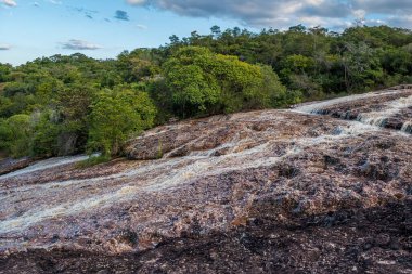 Brezilya 'nın Bahia eyaletindeki Chapada Diamantina' da Lencois kasabası yakınlarındaki Serrano doğal havuzları