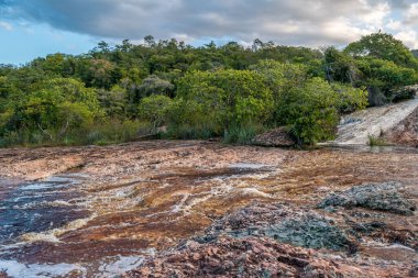 Halley, Lenois Nehri 'nin kayalık yatağıyla birlikte, Lenois Bahia Brezilya' nın Chapada Diamantina şehrinde.