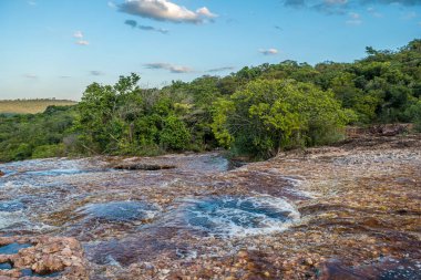 Brezilya 'nın Bahia eyaletindeki Chapada Diamantina' da Lencois kasabası yakınlarındaki Serrano doğal havuzları