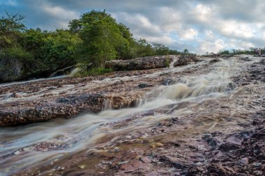 Brezilya 'nın Bahia eyaletindeki Chapada Diamantina' da serrano doğal havuzları, duvak efekti oluşturan uzun pozlu fotoğrafçılık