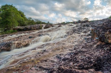 Brezilya 'nın Bahia eyaletindeki Chapada Diamantina' da serrano doğal havuzları, duvak efekti oluşturan uzun pozlu fotoğrafçılık