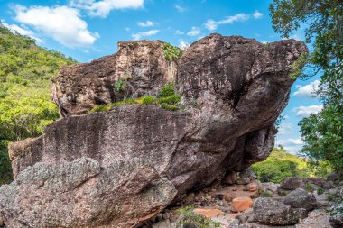 Chapada Diamantina, Bahia Eyaleti, Brezilya 'da ormanın ortasında mavi gökyüzü olan tortulu kaya oluşumu