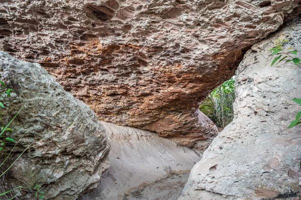 Renkli kumlar salonu, devasa kayalar tüneller ve taşlarla mağaralar oluşturuyor ve Chapada Diamantina, Bahia, Brezilya 'da kumtaşları çürütüyor..
