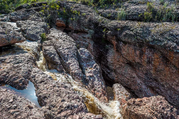 Kayaların erozyon sürecinde kayaların içindeki oyuklar Chapada Diamantina, Bahia Brezilya 'da doğa tarafından tanımlanmıştır.