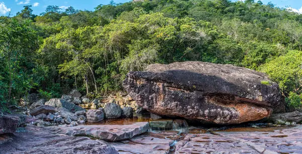 Halley, Lenois Nehri 'nin kayalık yatağıyla birlikte, Lenois Bahia Brezilya' nın Chapada Diamantina şehrinde.