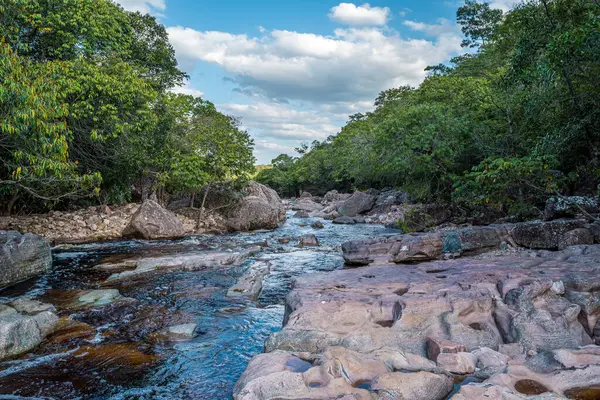 Halley, Lenois Nehri 'nin kayalık yatağıyla birlikte, Lenois Bahia Brezilya' nın Chapada Diamantina şehrinde.