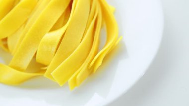 İtalyan makarna makarna beyaz zemin üzerine