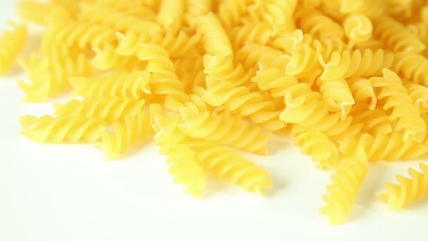 Pâtes italiennes macaroni sur fond blanc 