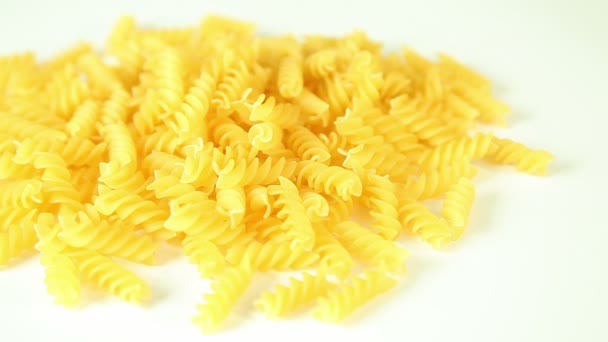 Pâtes italiennes macaroni sur fond blanc 