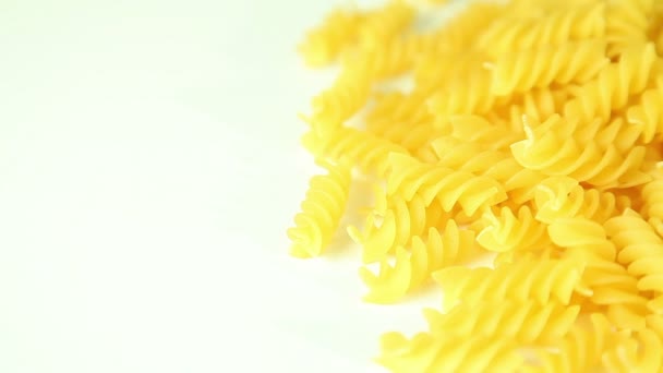 Pâtes italiennes macaroni sur fond blanc 