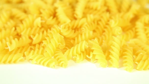 Macarrones de pasta italiana sobre fondo blanco — Vídeos de Stock