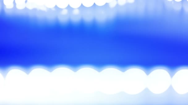 Αφηρημένη μπλε φόντο με λευκά φώτα defocused — Αρχείο Βίντεο