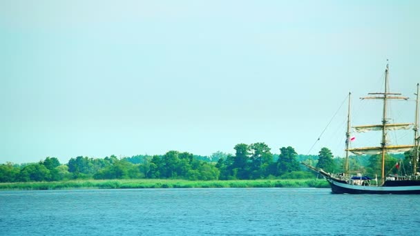 Zeilschip op zonnige zomerdag, mooie grote lange schip — Stockvideo