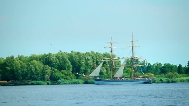 Zeilschip op zonnige zomerdag, mooie grote lange schip — Stockvideo