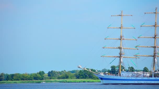 Velero en día de verano soleado, hermoso velero grande — Vídeos de Stock