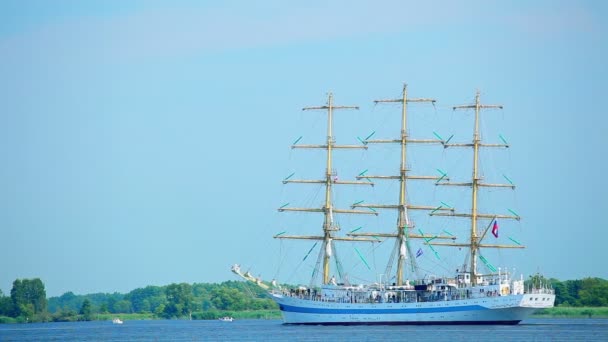 Güneşli bir yaz günü, güzel büyük uzun gemi, yelkenli gemi — Stok video
