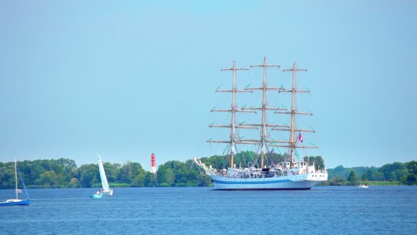 Zeilschip op zonnige zomerdag, mooie grote lange schip — Stockvideo