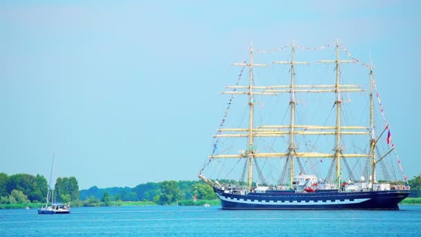 Velero en día de verano soleado, hermoso velero grande — Vídeos de Stock