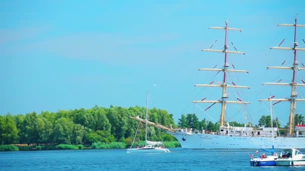 在阳光灿烂的夏天一天，美丽的大高船帆船 — 图库视频影像