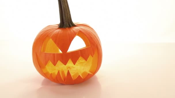 Halloween dýně, hororu scary jack o lucernou na bílém pozadí — Stock video