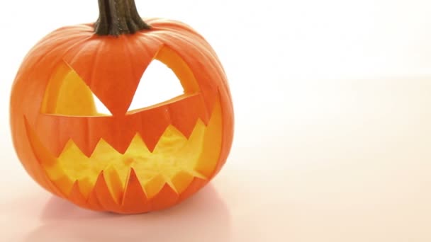 Zucca, Halloween horror spaventoso jack o lanterna su sfondo bianco — Video Stock