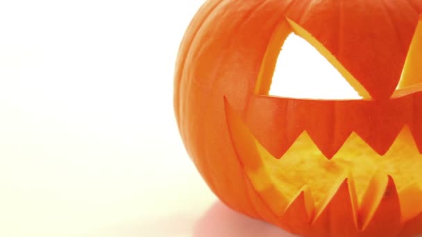 Halloween pompoen, horror eng hefboom o lantaarn op witte achtergrond — Stockvideo