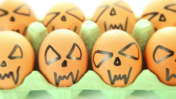 Děsivý upíří crazy vejce na halloween na bílém pozadí — Stock video