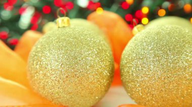 Altın christmas dekorasyon ile ufuk ışık ve ağaç arka plan topları