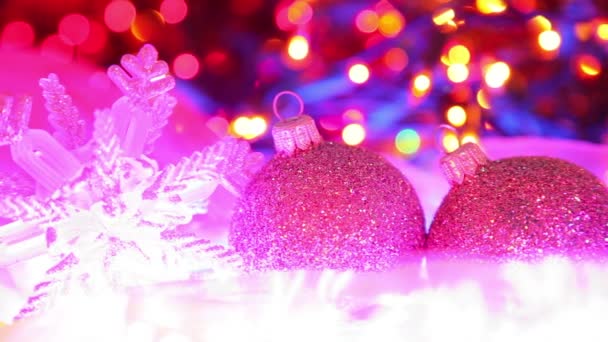 Hermosos fondos de Navidad, bolas sobre fondo defocused luces coloridas — Vídeos de Stock