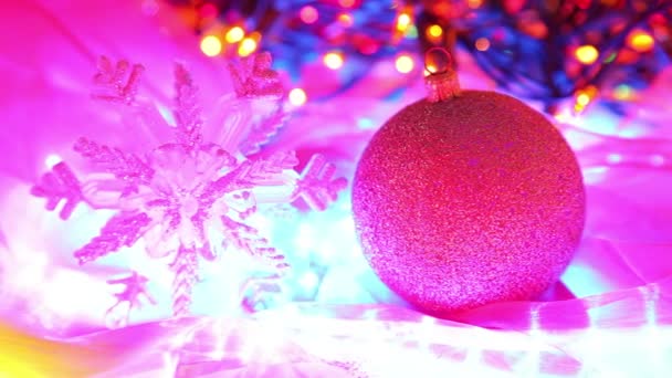 Όμορφα Χριστούγεννα υπόβαθρο, πολύχρωμες μπάλες σε φόντο defocused φώτα — Αρχείο Βίντεο