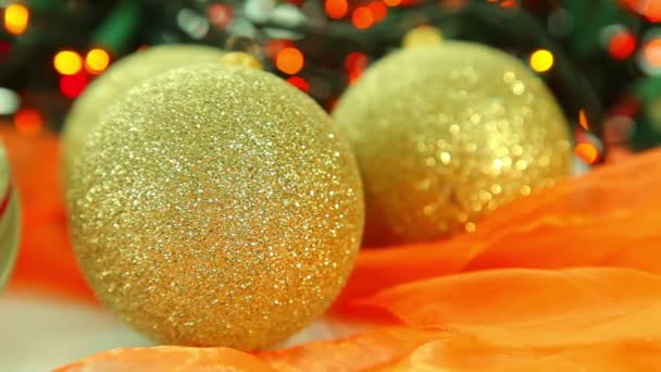 Altın christmas dekorasyon ile ufuk ışık ve ağaç arka plan topları — Stok video