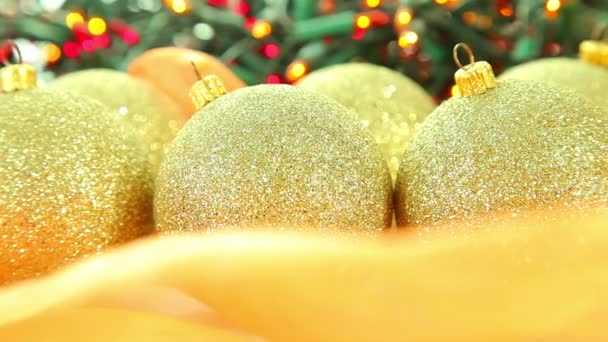 Bolas de oro Navidad decoración con luces defocused y fondo del árbol, inferior tercera copia espacio — Vídeo de stock