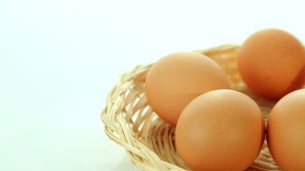 oeufs de poulet frais de brun dans le panier sur fond blanc