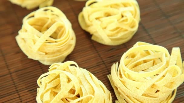 Italienische Tagliatelle Nudeln auf Bambus-Hintergrund — Stockvideo