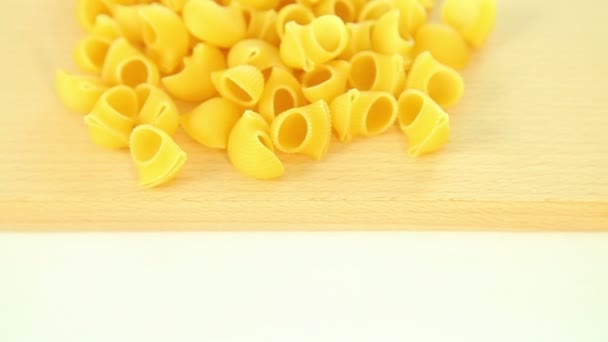 Macarrones pasta italiana en el tablero de madera — Vídeo de stock