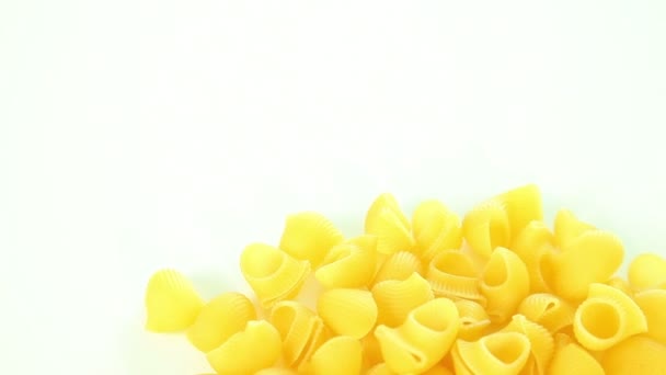 Pâtes italiennes macaroni sur fond blanc — Video