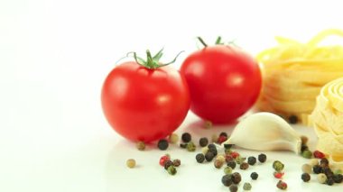 İtalyan gıda maddeleri üzerinde beyaz arka plan, makarna, sarımsak ve fesleğen ile domates