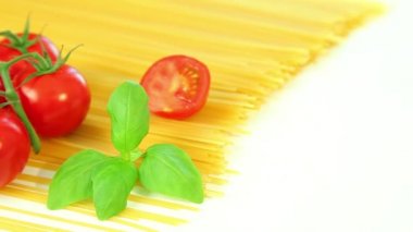 Beyaz arka plan, domates makarna spagetti ve fesleğen ile İtalyan gıda maddeleri