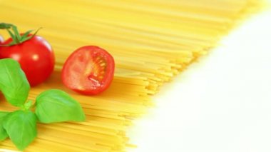 Beyaz arka plan, domates makarna spagetti ve fesleğen ile İtalyan gıda maddeleri