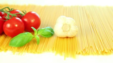 Beyaz arka plan, domates makarna spagetti, sarımsak ve fesleğen ile İtalyan gıda maddeleri