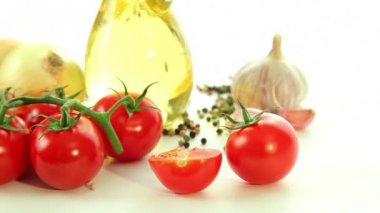 Beyaz arka plan, domates makarna spagetti, sarımsak ve fesleğen ile İtalyan gıda maddeleri