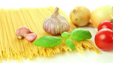 Beyaz arka plan, domates makarna spagetti, sarımsak ve fesleğen ile İtalyan gıda maddeleri