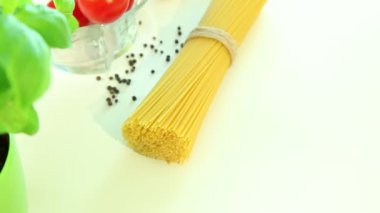 Beyaz arka plan, domates makarna spagetti, sarımsak ve fesleğen ile İtalyan gıda maddeleri