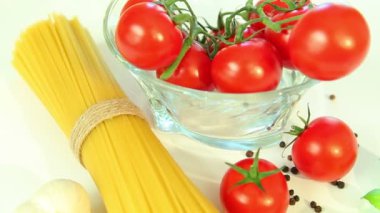 Beyaz arka plan, domates makarna spagetti, sarımsak ve fesleğen ile İtalyan gıda maddeleri